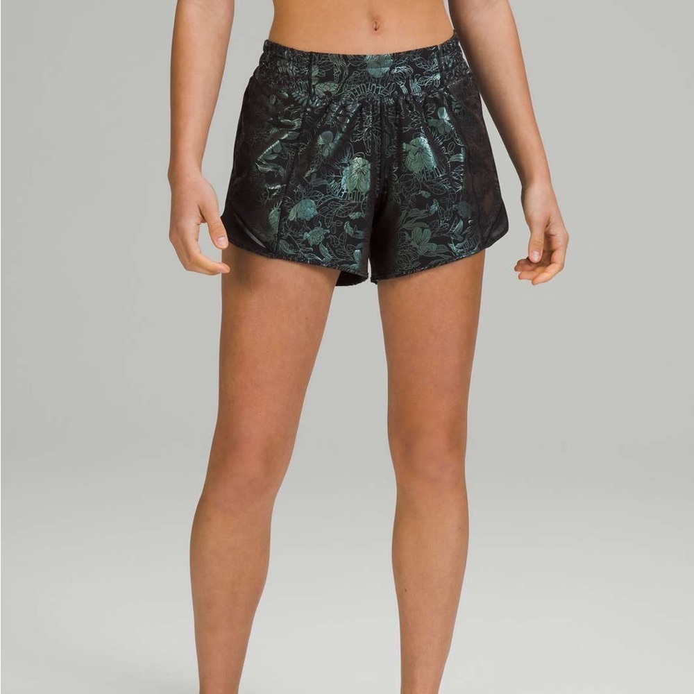 Lululemon Hotty Hot Low-Rise Lined Short 4"
Flourish Black Iridescent - Picture 3 of 8